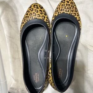 CROCS Women's Yellow and Black Leopard Flats